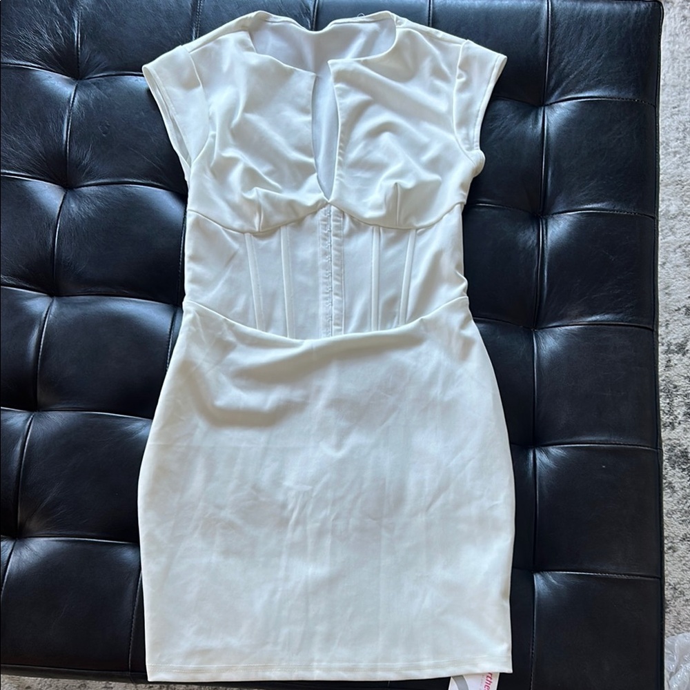 White Bodycon Mini Dress with Sweetheart Neckline
